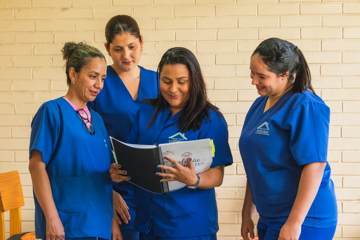 Equipe de enfermagem do Recanto Melhor Idade reunida